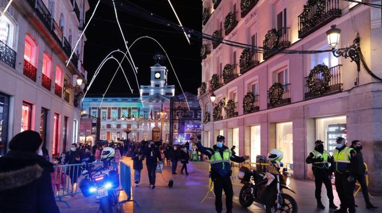 Los agentes de la Policía Municipal controlan el tránsito en la calle de Preciados