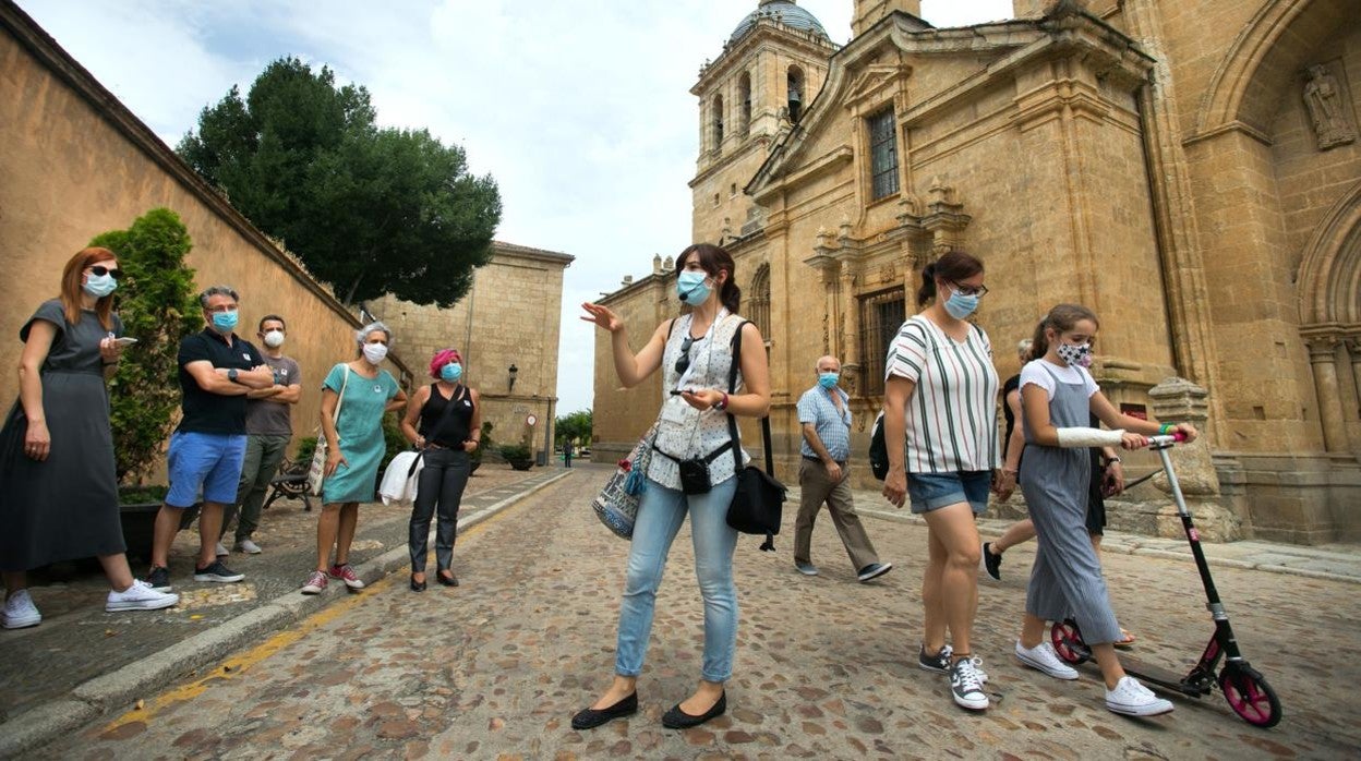 Turistas en la localidad salmantina de Ciudad Rodrigo (Salamanca), en una imagen de archivo