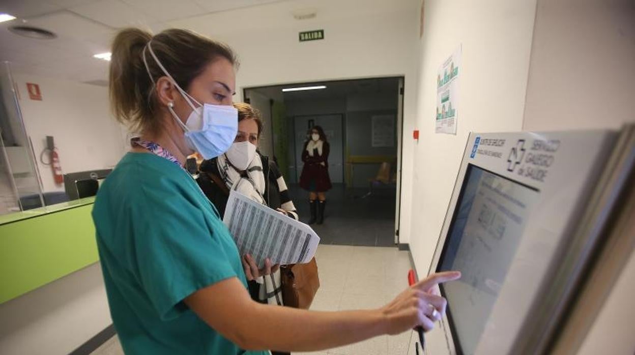 Una sanitaria, durante el proceso de vacunación contra el Covid en Santiago