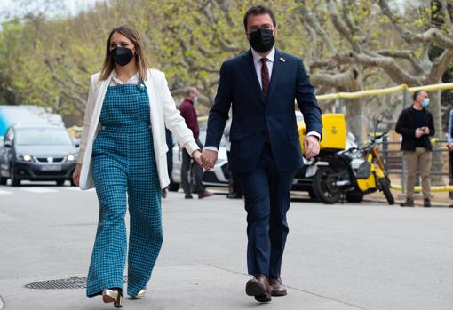 Aragonès y su esposa, llegando al Parlament