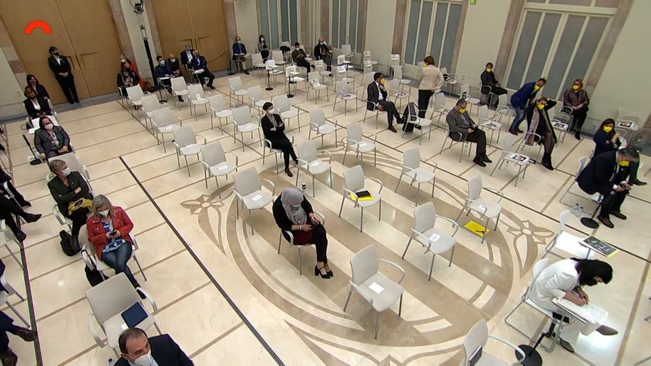 Diputados de ERC, Junts, CUP y comuns abandonan el pleno de investidura de Aragonès durante la intervención de Garriga (Vox)