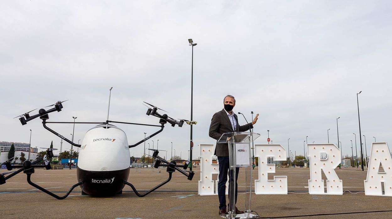 El alcalde de Zaragoza, Jorge Azcón, junto a un prototipo de aerotaxi, durante la inauguración del innovador banco de pruebas para drones