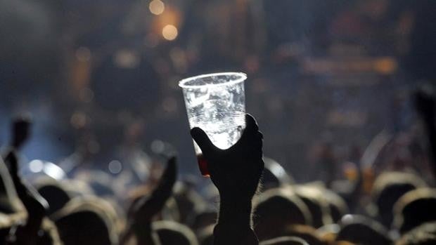 La Policía Local de León interviene en un botellón con un centenar de personas en la zona universitaria