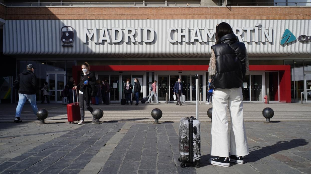 Viajeros, ayer por la tarde, en la estación de Chamartín
