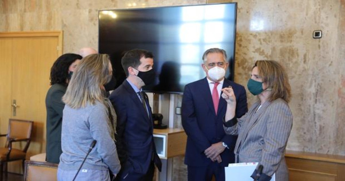 La ministra Teresa Ribera (dcha.) junto a Juan Miguel Sucunza (CEN) y el consejero navarro Irujo.