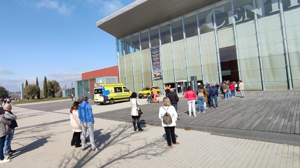 Largas colas para la vacunación en el Centro Cultural Miguel Delibes de Valladolid