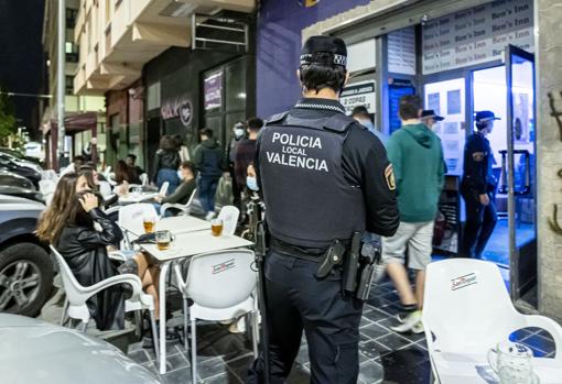 Imagen de un control policial en una terraza de Valencia