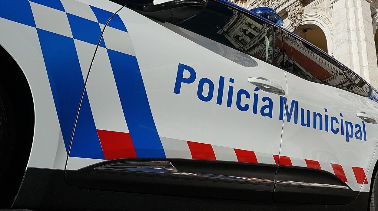 Auxilian a un bebé que dormía en el interior de un coche al sol mientras su madre huía de la Policía