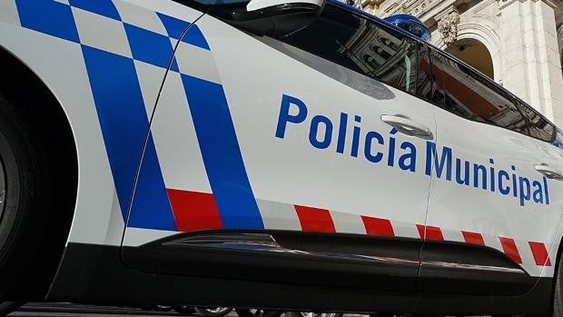 Auxilian a un bebé que dormía en el interior de un coche al sol mientras su madre huía de la Policía