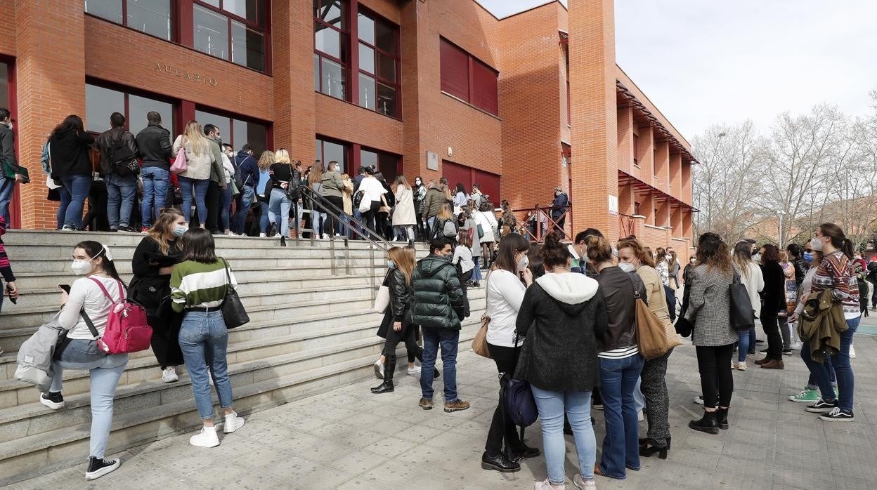 Aspirantes antes de entrar al examen para acceder a las plazas de Formación Sanitaria Especializada