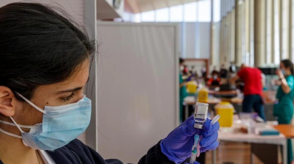 Una enfermera se prepara para vacunar en el Centro Cultural Miguel Delibes de Valladolid