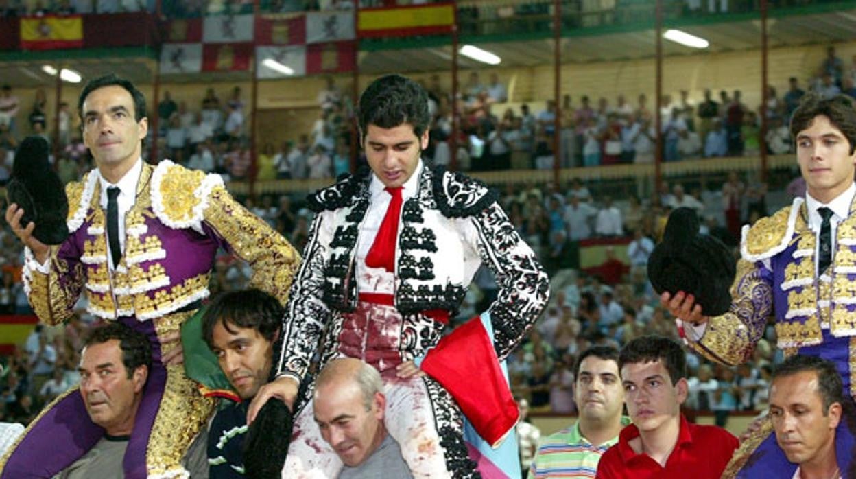 Morante de la Puebla junto a otros dos toreros, a hombros en unas fiestas de San Lorenzo