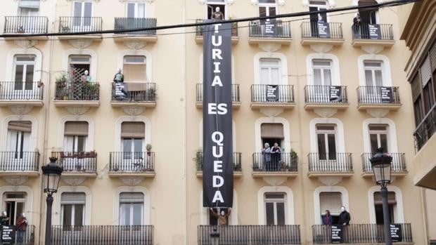 Vecinos de Valencia protestan contra el desalojo de dieciséis familias para construir apartamentos turísticos