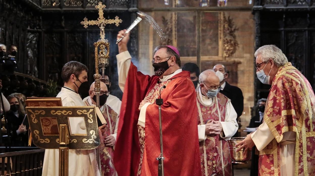 El obispo de León, Luis Ángel de las Heras, bendice los ramos en la Catedral