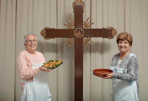 Amparo Pons y Vicenta Mengual, posan con los platos preparados por ellas