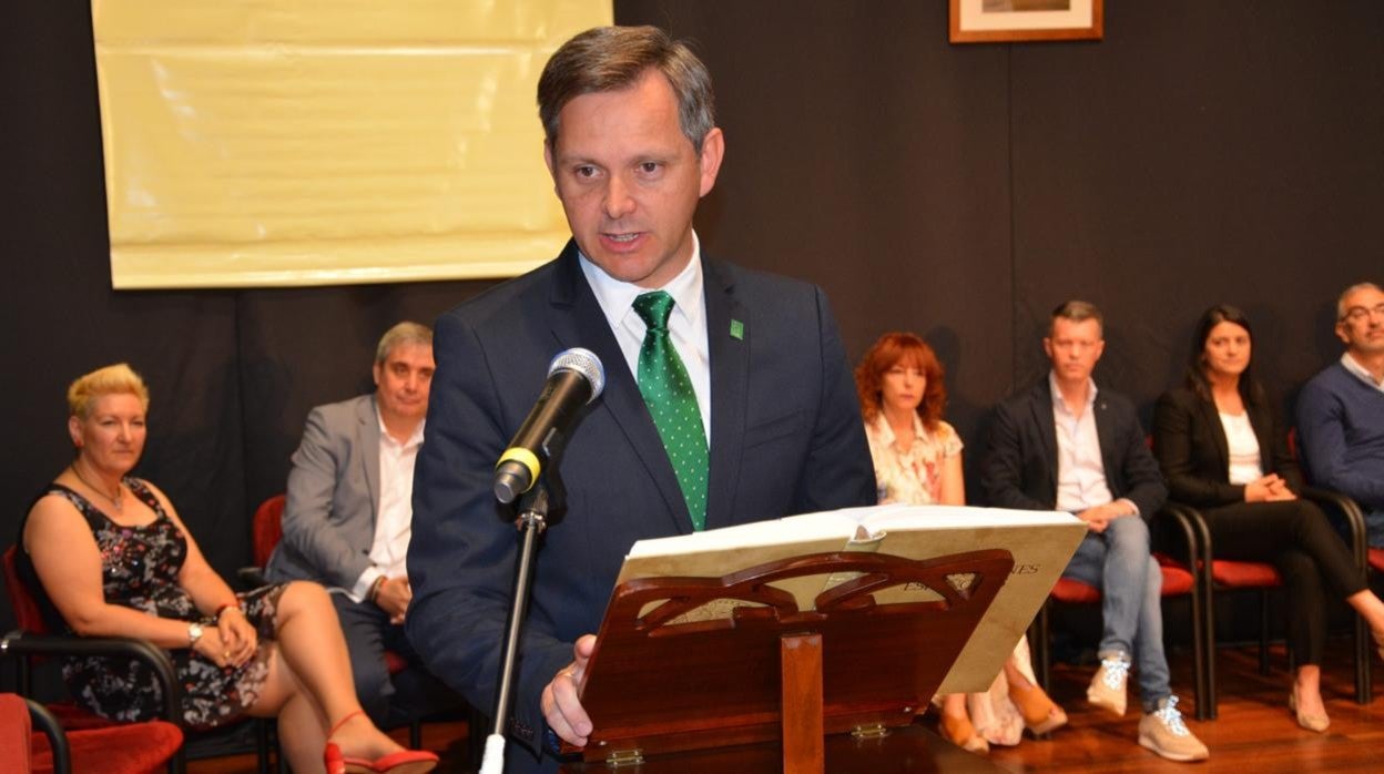 Miñones, durante su toma de posesión como alcalde en 2019