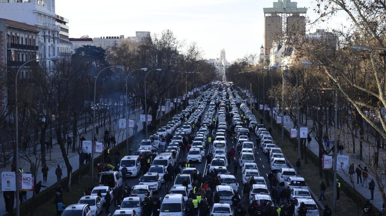 Los taxistas colapsan el paseo de la Castallena durante la huelga de 2019