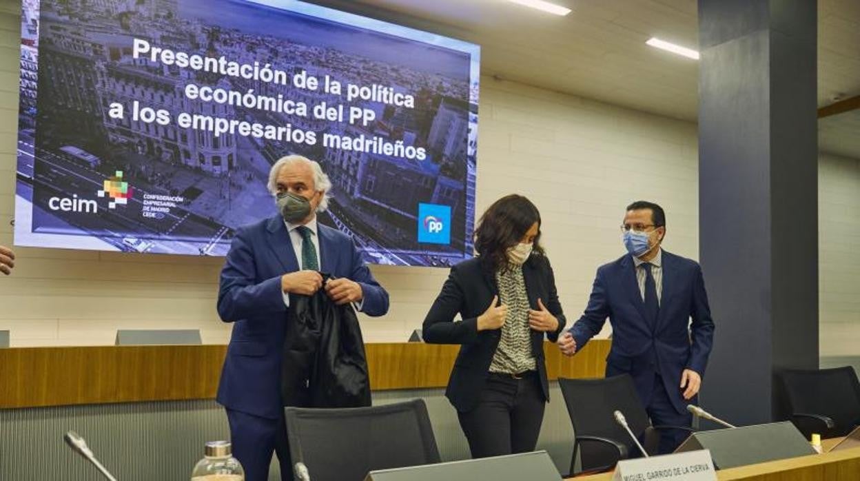La presidenta Díaz Ayuso, junto al presidente de CEIM, Miguel Garrido, y el consejero de Hacienda, Javier Fernández-Lasquetty