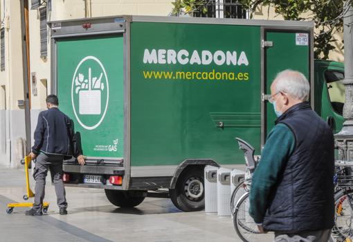 Imagen de una furgoneta de reparto de Mercadona