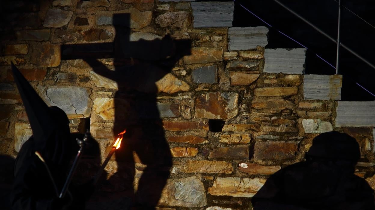 Viacrucis penitencial en el Castillo de los Templarios de Ponferrada