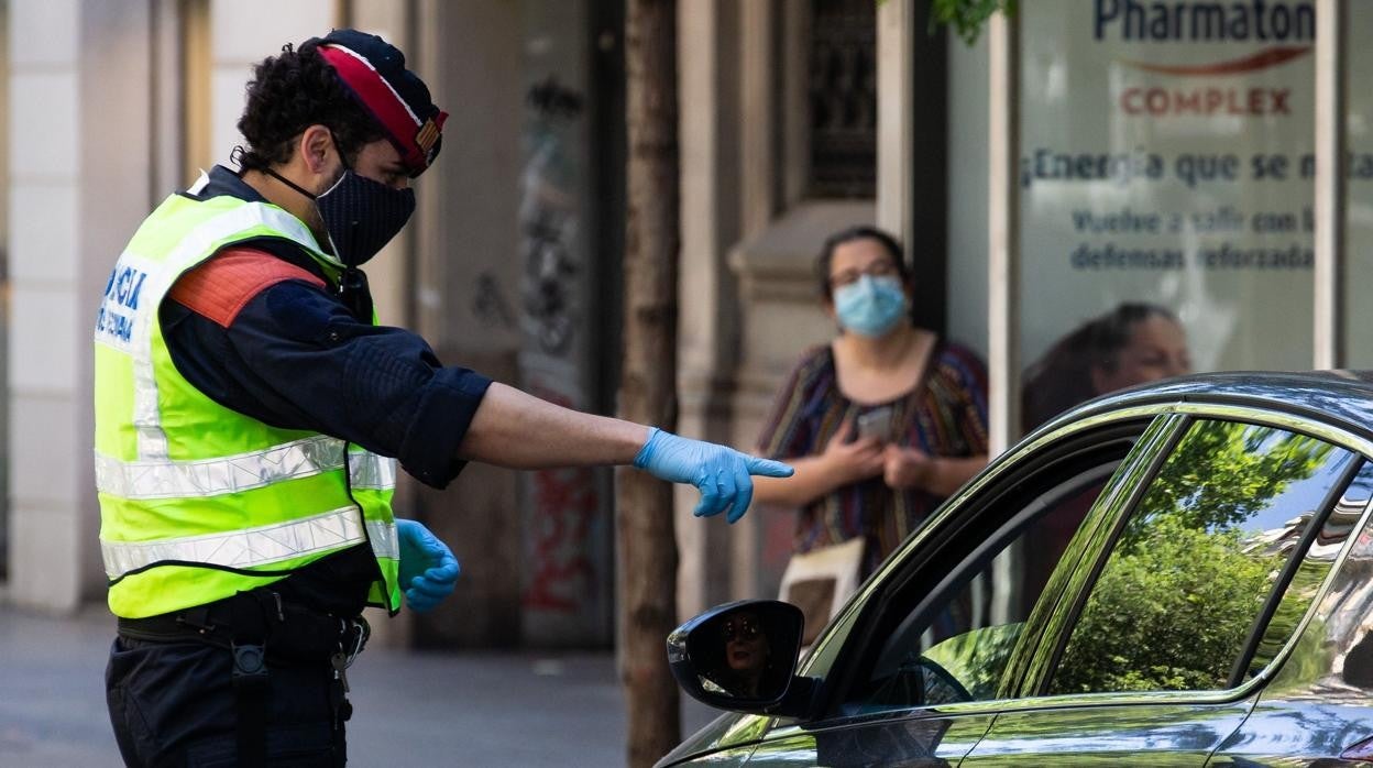 Mossos controlan los desplazamientos de vehículos