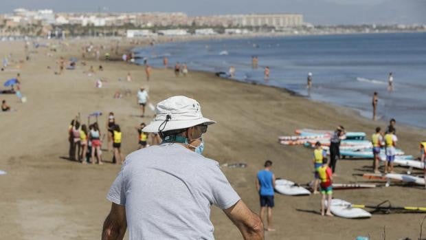 La Generalitat Valenciana, en contra del uso obligatorio de la mascarilla para tomar el sol en la playa