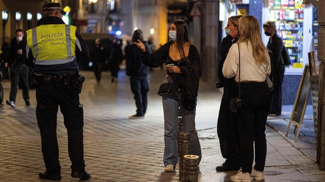 La Policía Municipal realiza controles en Centro antes del toque de queda