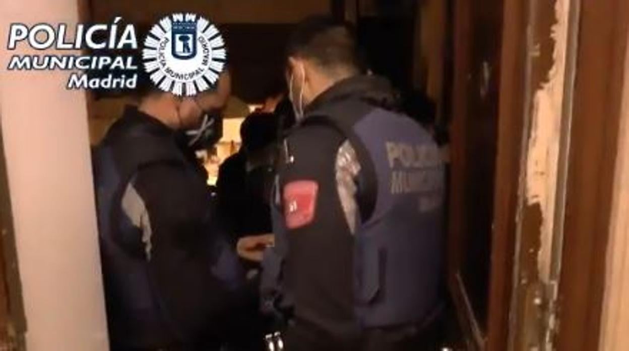 Imagen del vídeo de la actuación policial en un piso de la calle Lagasca de Madrid