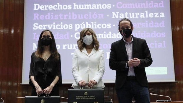 Pablo Iglesias traspasa sus carteras a Yolanda Díaz e Ione Belarra: «Quedan en buenas manos»