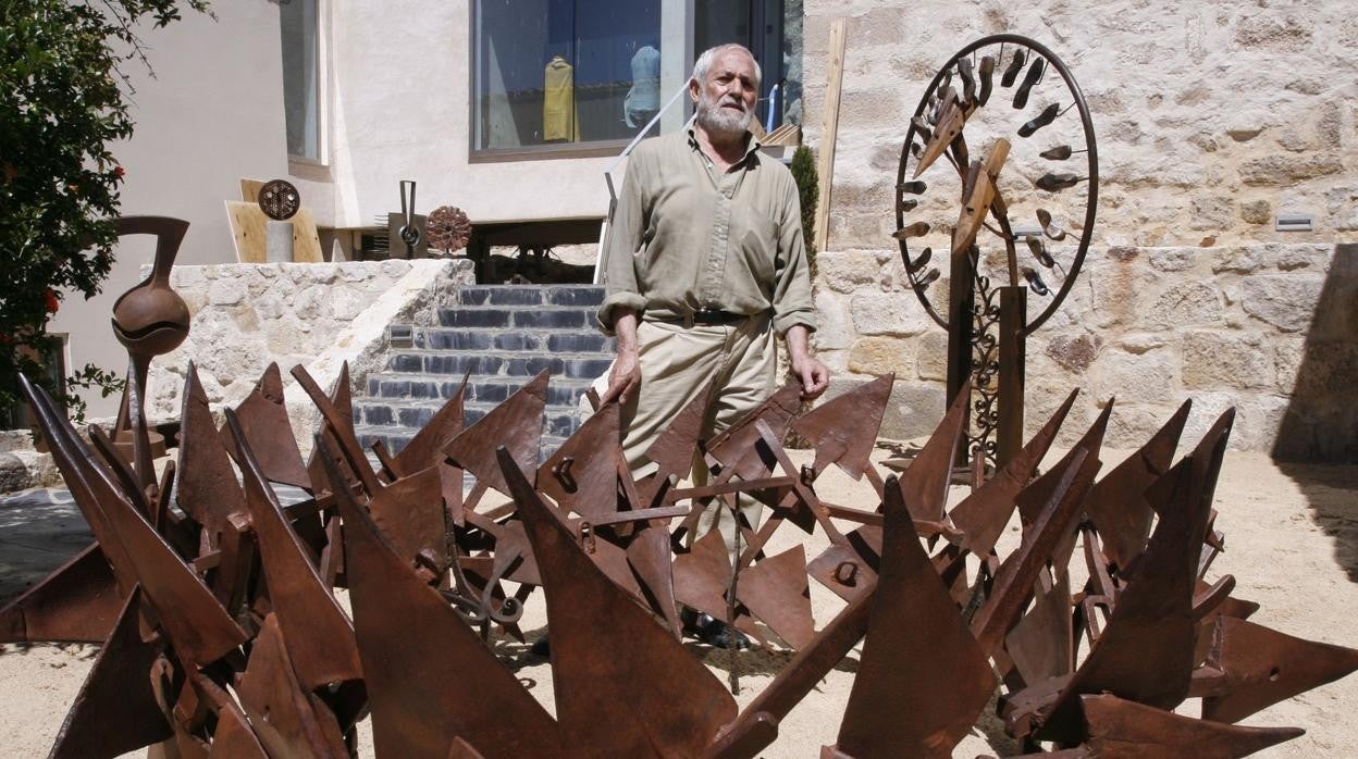 El escultor José Luis Alonso Coomonte, con la corona de espinas realizada con rejas de arado