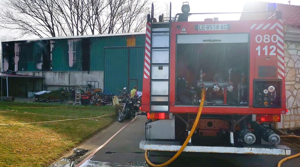 los bomberos de León intervienen en un incendio en Castrillo de San Pelayo