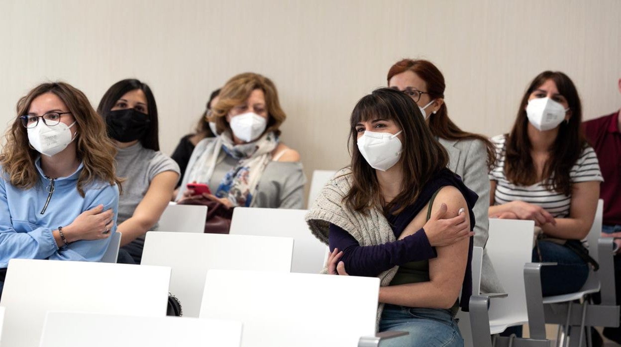 Un grupo de docentes esperan los 10 minutos de rigor tras la vacuna por si hay reacción