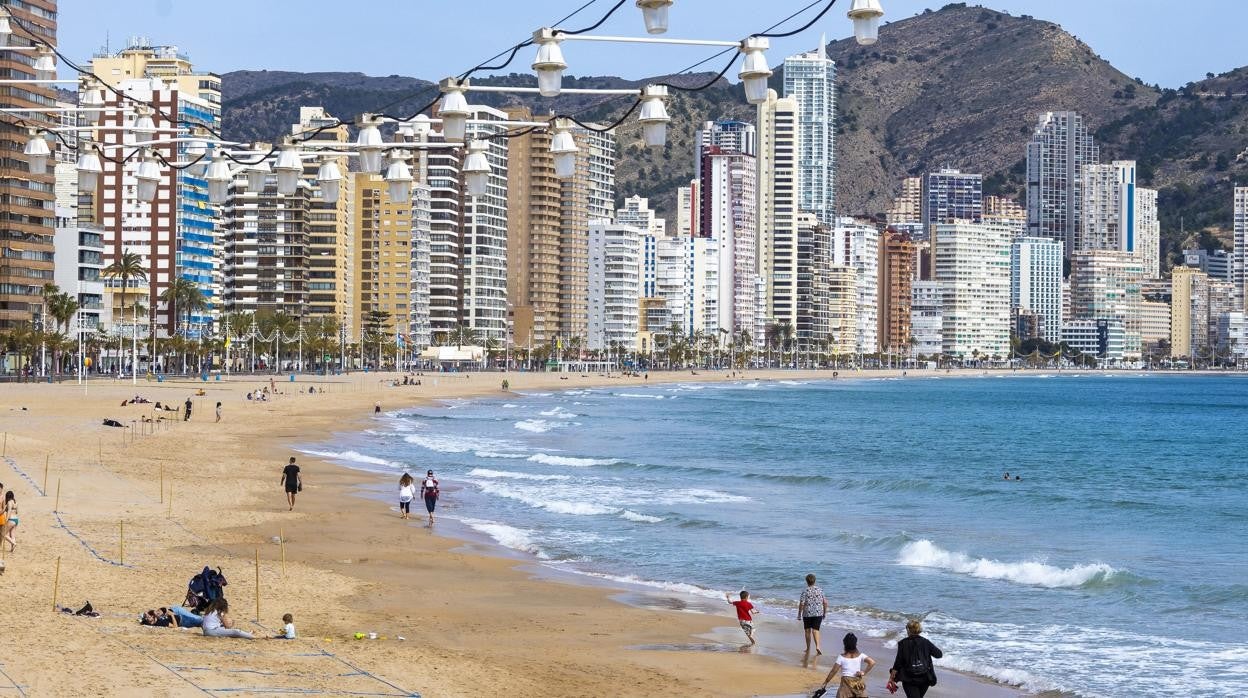 La playa casi vacía en Benidorm en vísperas de Semana Santa, una estampa poco usual