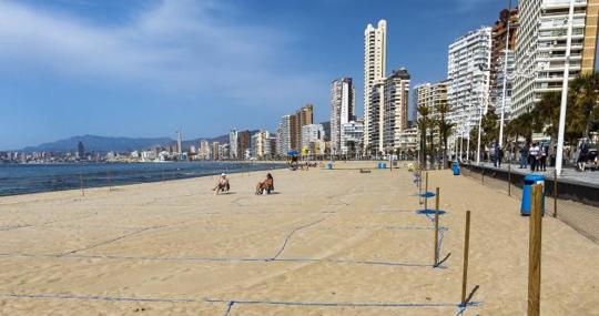 Playa de Levante parcelada para las distancias de seguridad por el coronavirus