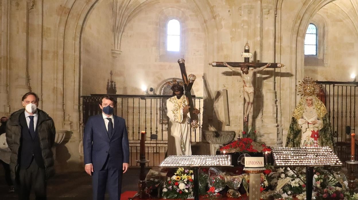 Mañueco visitó el Viernes Santo la Hermandad Dominicana de Salamanca en la iglesia de San Esteban