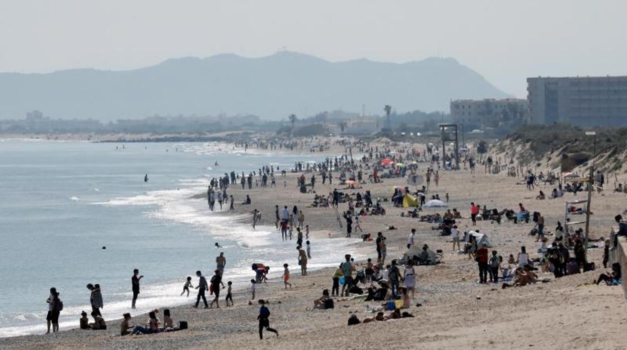 Bañistas en una playa de Valencia, este sábado