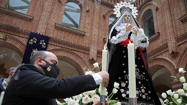 El culto a las imágenes sustituye a la procesión del Santo Entierro en León