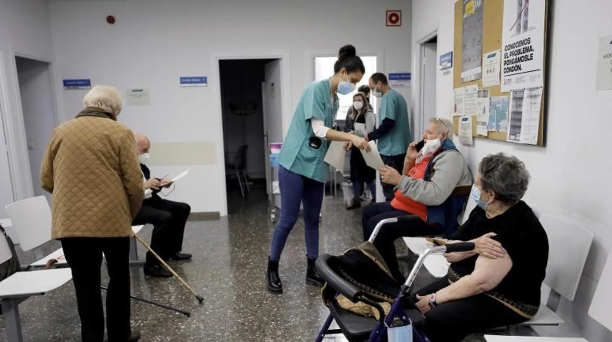 Vacunacion en un centro de salud de Valencia