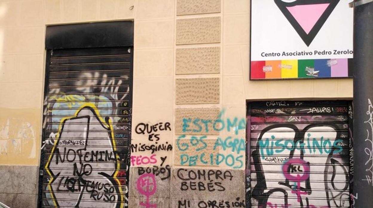 Los mensajes transfobos pintados en la sede de COGAM, en el barrio de Chueca