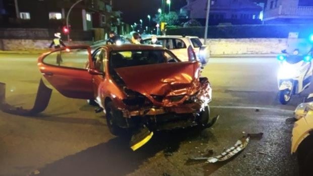 Un conductor sin carnet causa un accidente en Lugo, huye y el agente que le persigue termina lesionado