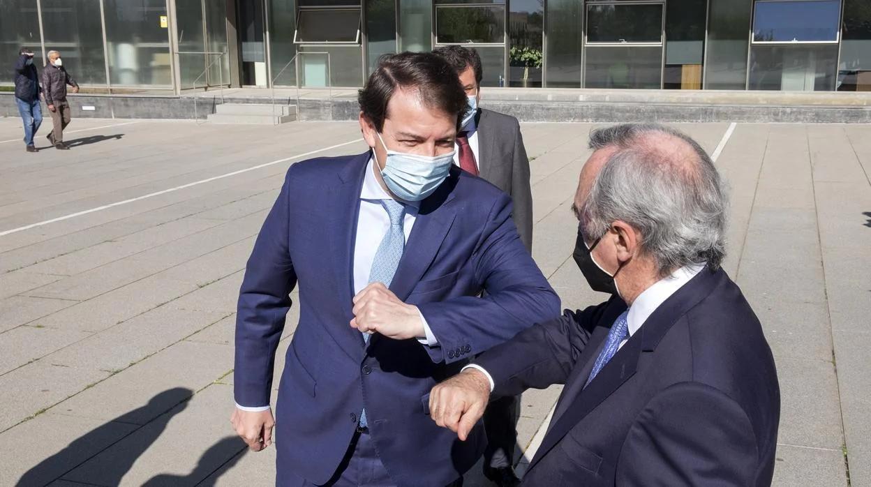 El presidente de la Junta de Castilla y León, Alfonso Fernández Mañueco, saluda al bioquímico Mariano Barbacid antes de la presentación de una iniciativa en materia de investigación