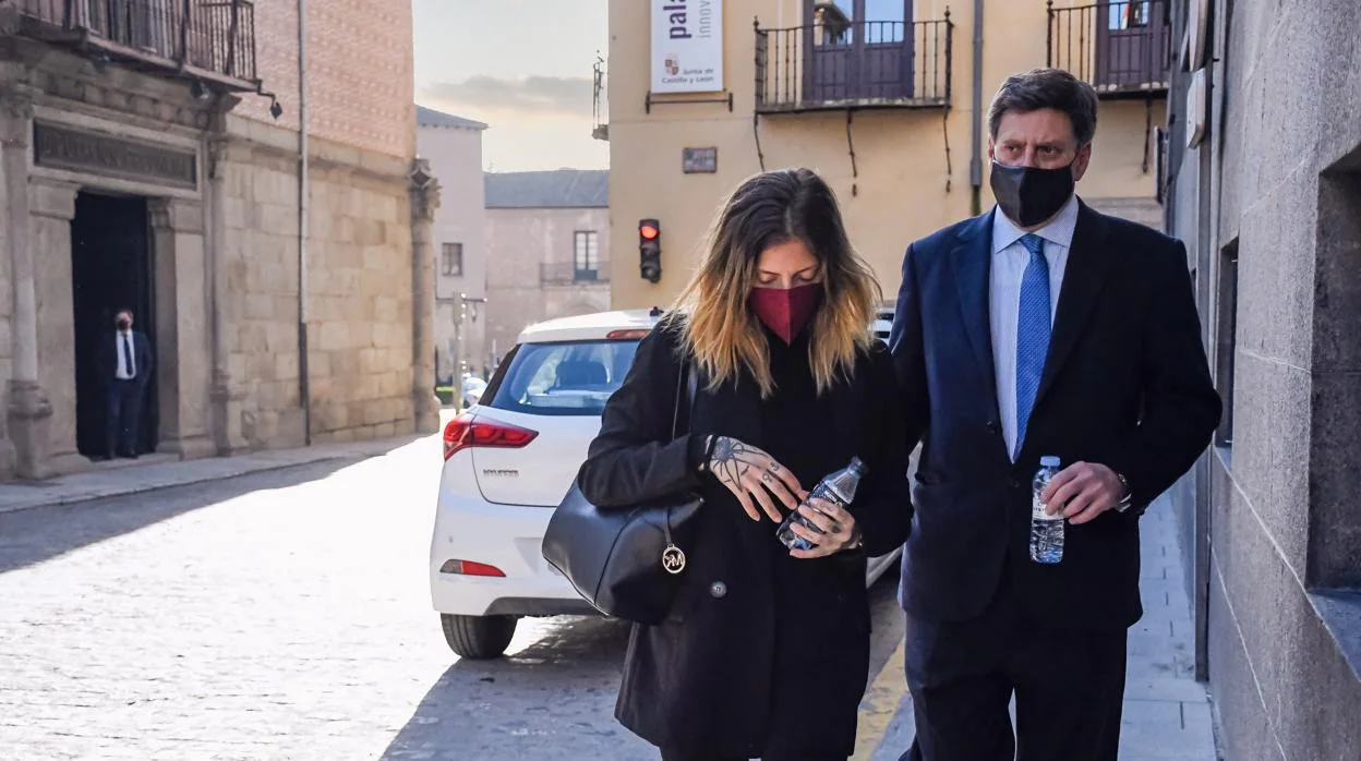 Valeria Quer y su padre a su llegada al juicio a finales de marzo