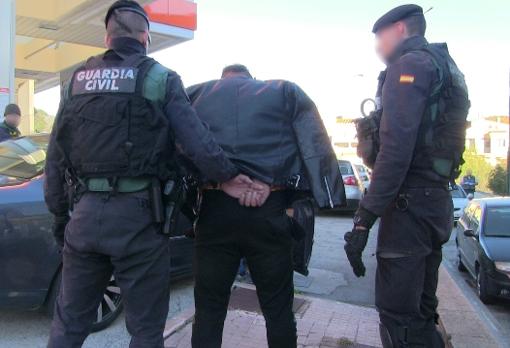 Uno de los detenidos en la más reciente operación contra los 'loverboys', trasladado por la Guardia Civil