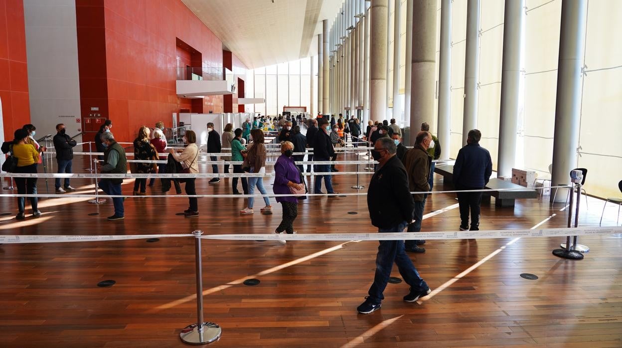 Colas en el Auditorio Miguel Delibes, lugar elegido para la vacunación masiva en Valladolid