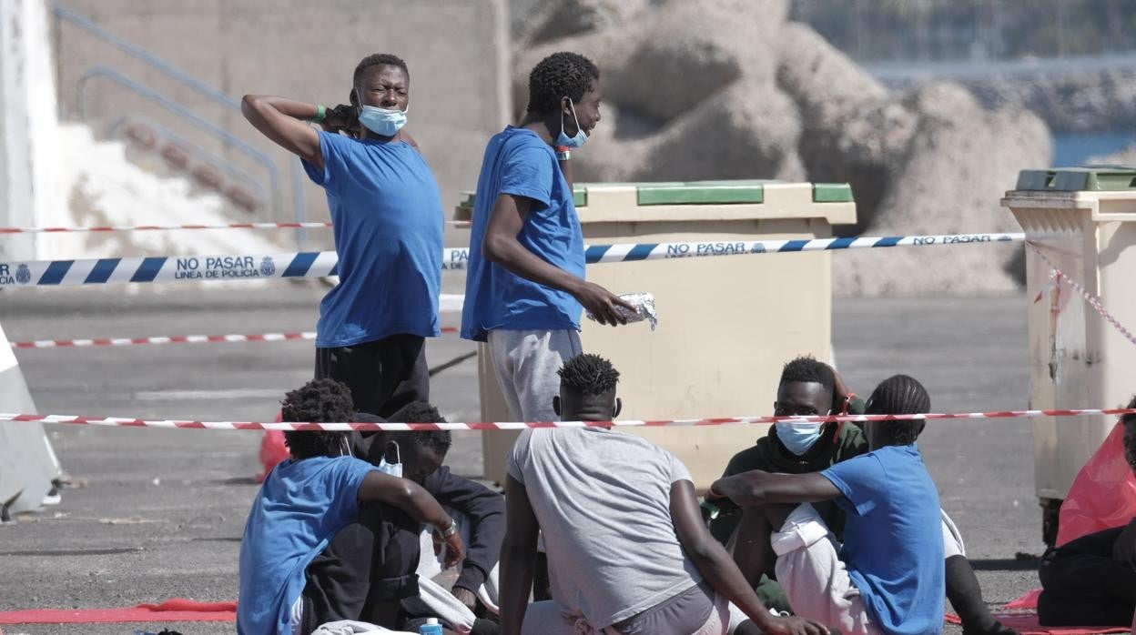 Inmigrantes atendidos tras su llegada a Canarias