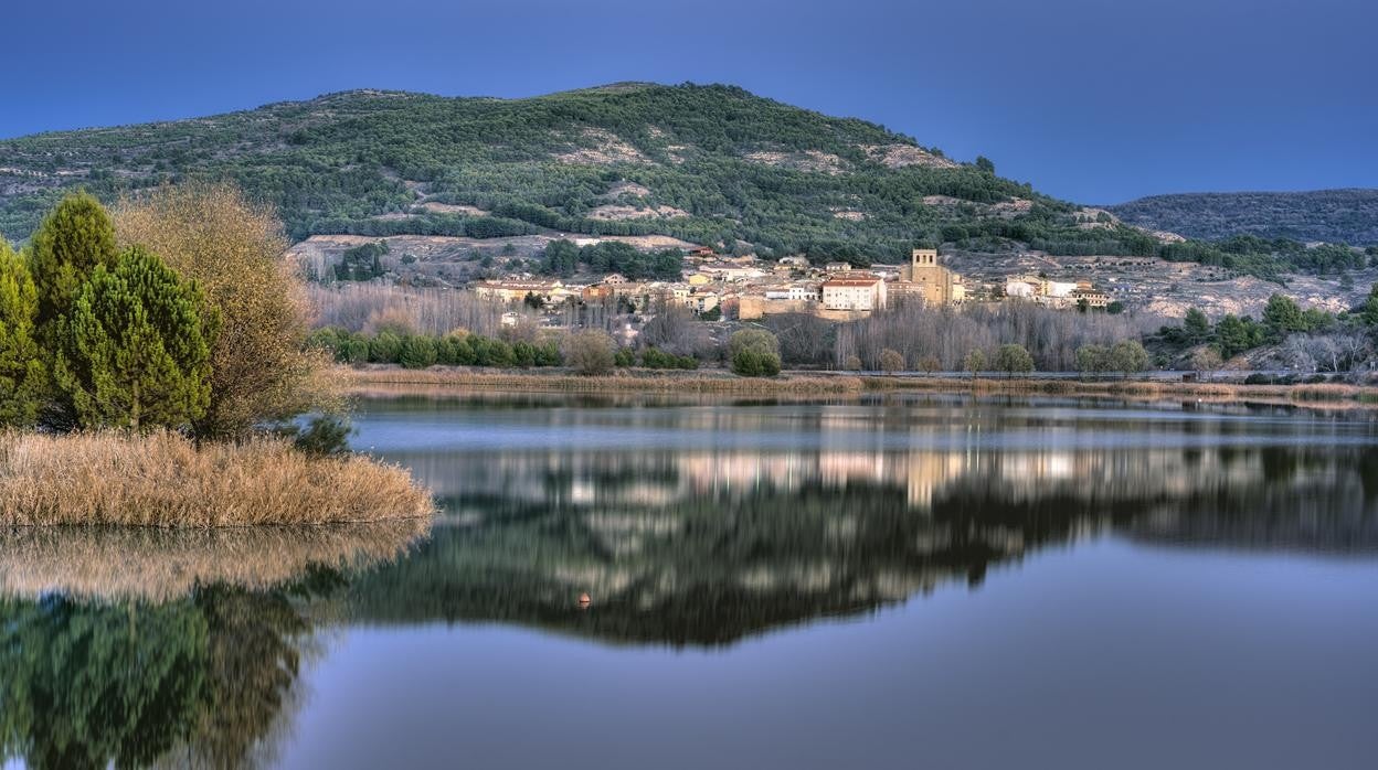 Pareja proyecta un campo de golf rústico de 9 hoyos y 10 hectáreas junto al embalse de Entrepeñas