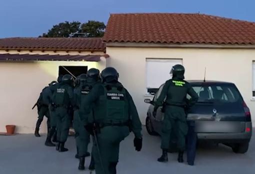 Agentes de la Usecic de Ciudad Real entran en una de las viviendas