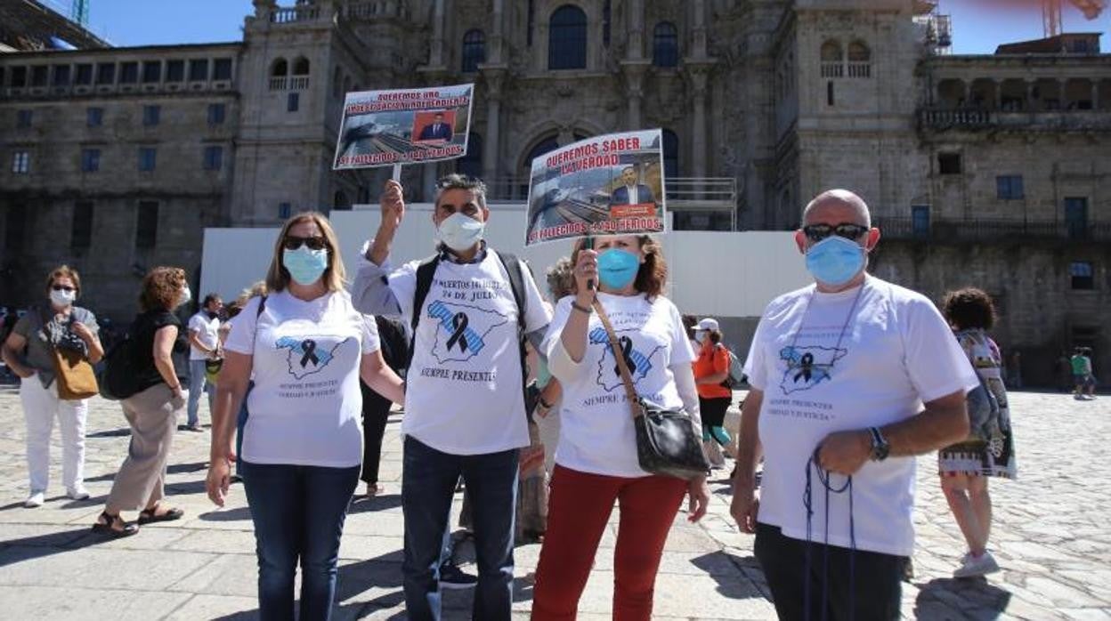 Víctimas del accidente del Alvia exigiendo justicia en la plaza del Obradoiro