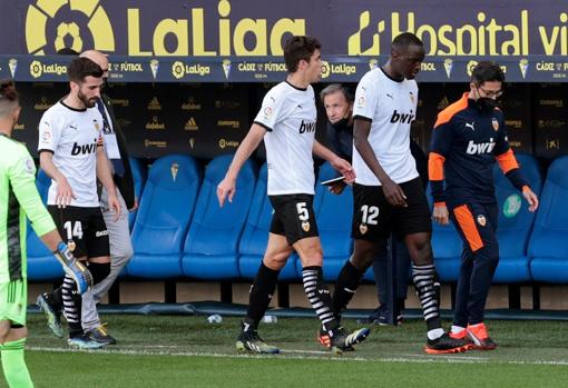 El jugador del Valencia CF Mouctar Diakhaby abandona el campo junto a sus compañeros tras recibir supuestos comentarios racistas durante el partido de Liga ante el Cádiz