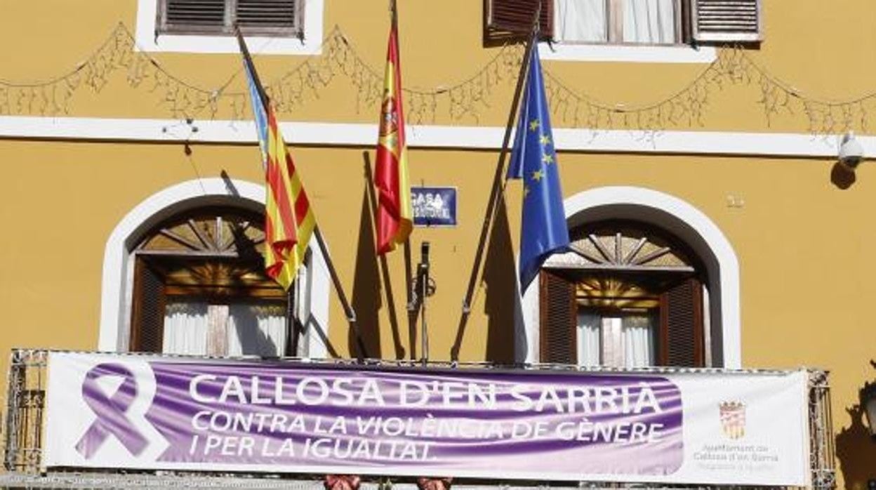 Pancarta en el Ayuntamiento de Callosa d'En Sarrià colocada durante una manifestación en repulsa por la violación grupal a una chica